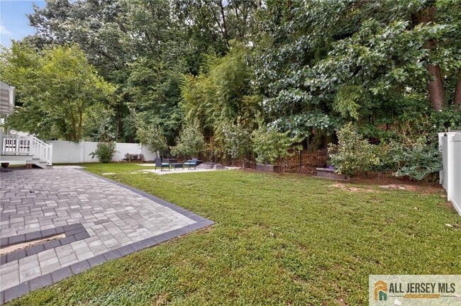 47 Leonardine Ave