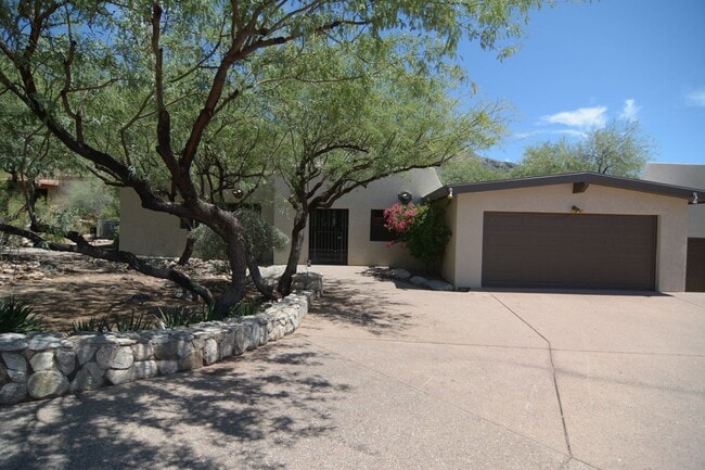 Building Photo - Well Maintained 3 Bedroom 2 Bath Home! Located in a Desirable North Tucson Location! Short Term R...