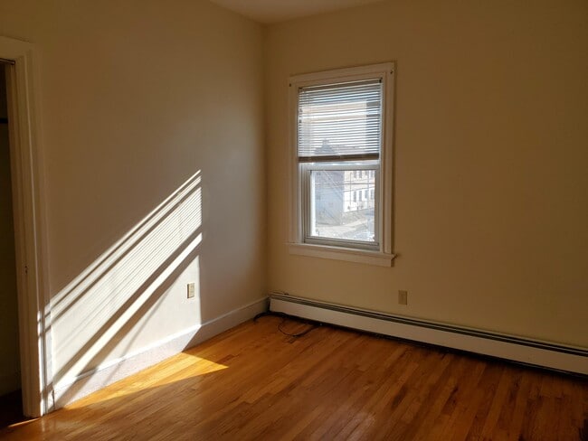 Building Photo - 137 Carleton St Unit 2