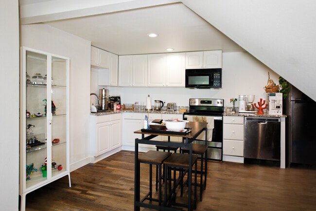 Photo - 2219 11th Ave W