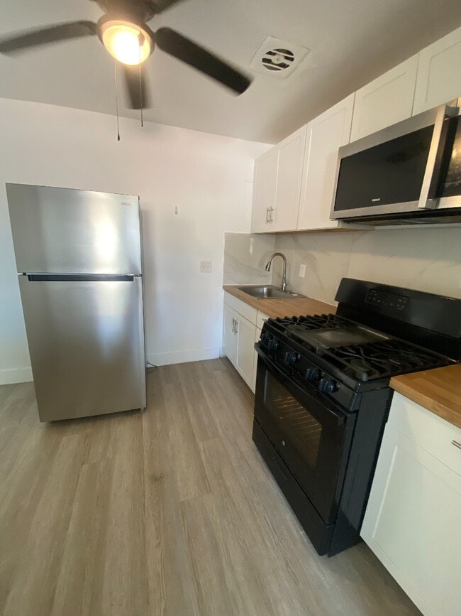 Building Photo - 815D Courtois Unit D