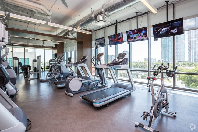 Building Photo - Midtown 5