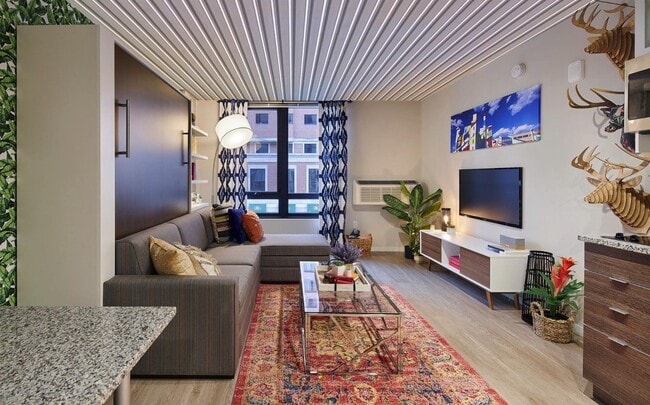 Sala de estar tipo estudio en 63 E Lake Apartments