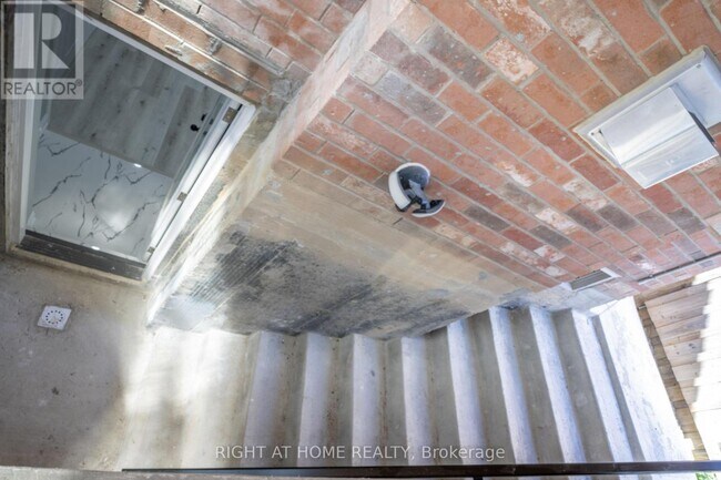 Photo - 136 Durhamview Cres