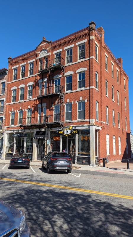Building Photo - 32 W Main St Rental