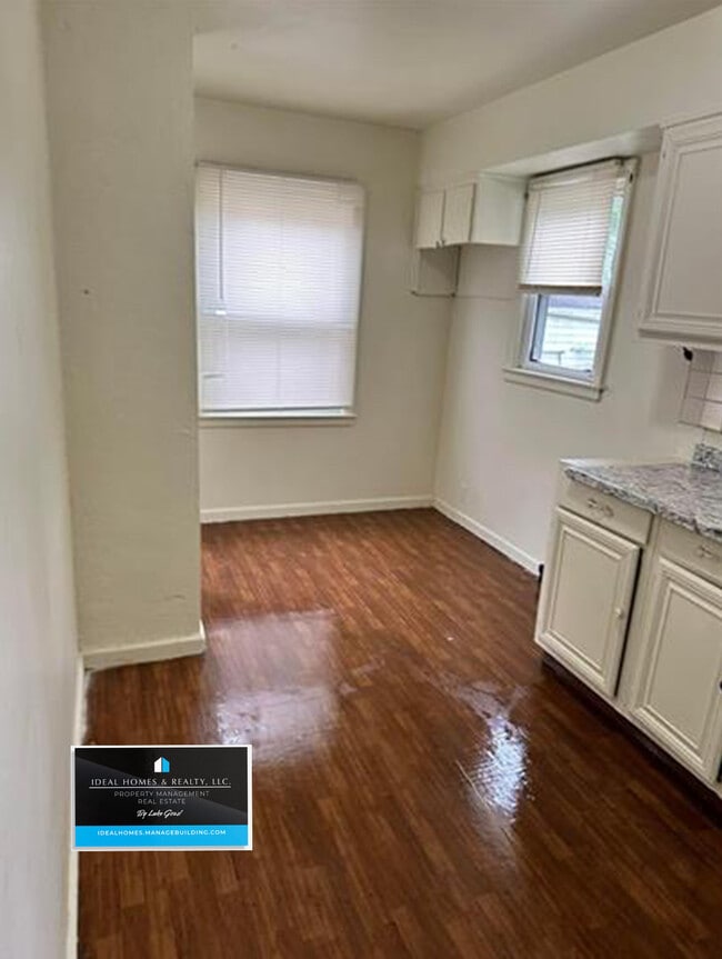 Photo - 2747 Sloan St