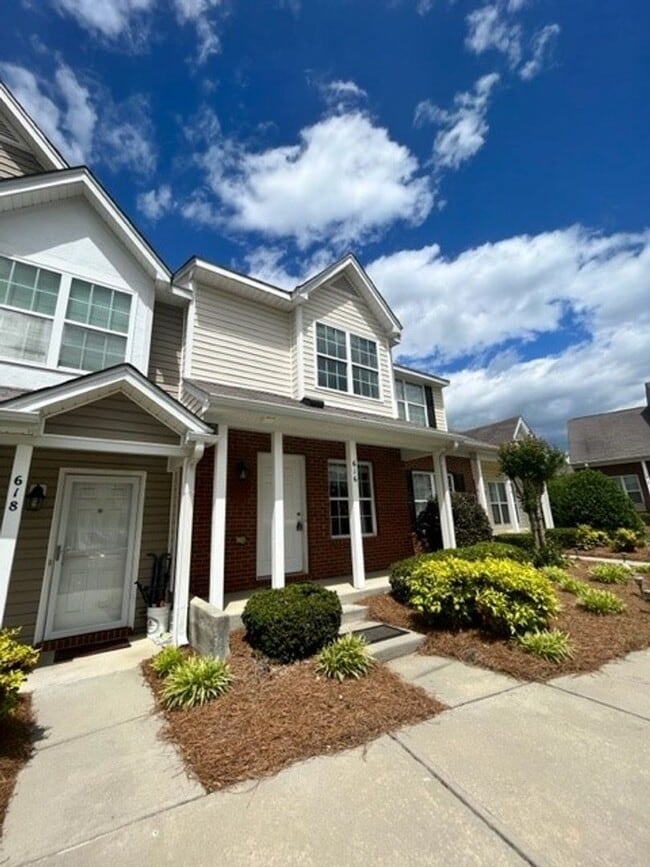 Building Photo - 2 bedroom 2.5 bath townhome available