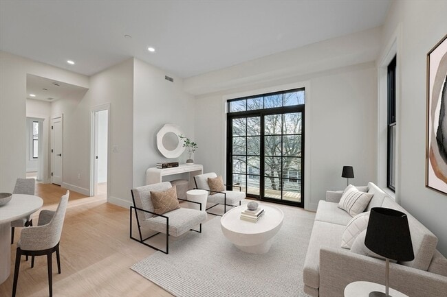 Building Photo - 224 W 9th St Unit 4