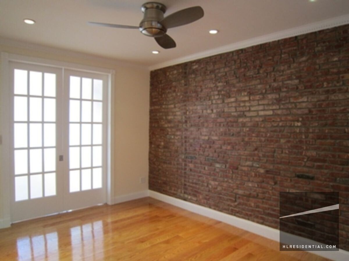 Photo - E 100TH ST. Unidad 2C