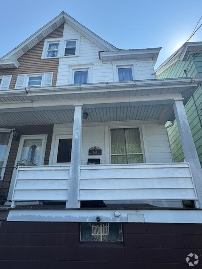 Building Photo - 4 bedroom 1.5 bath Rental
