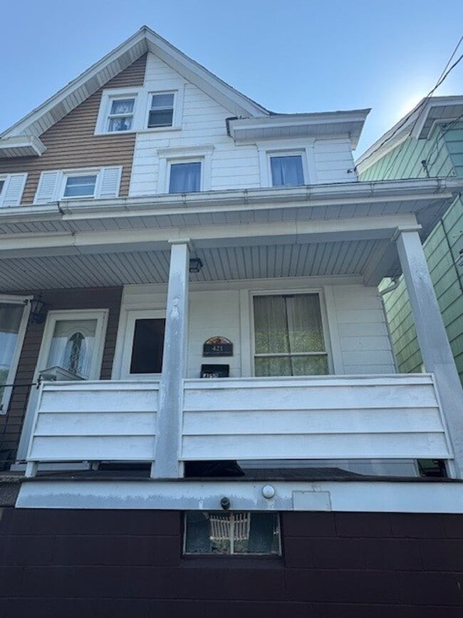 Building Photo - 4 bedroom 1.5 bath Rental