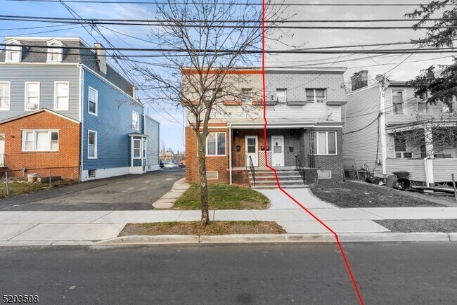 Photo - 241 William St