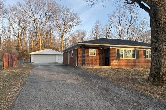 Building Photo - 827 Riverside Dr