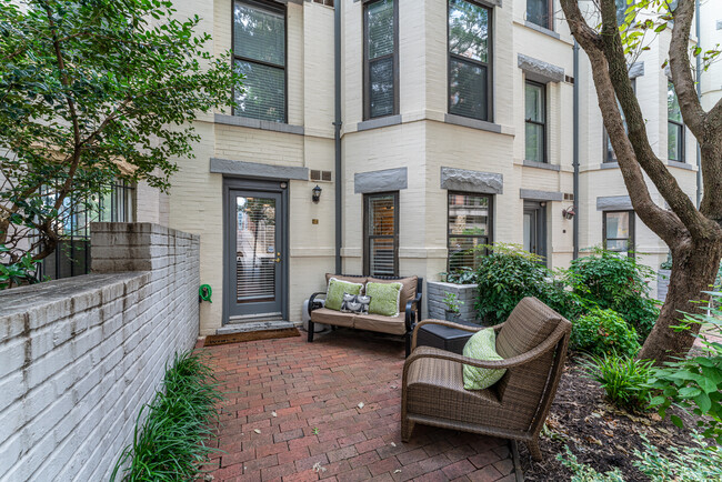 Private Front Patio with its own Entrance! - 1124 25th St NW Condominio Unidad T4