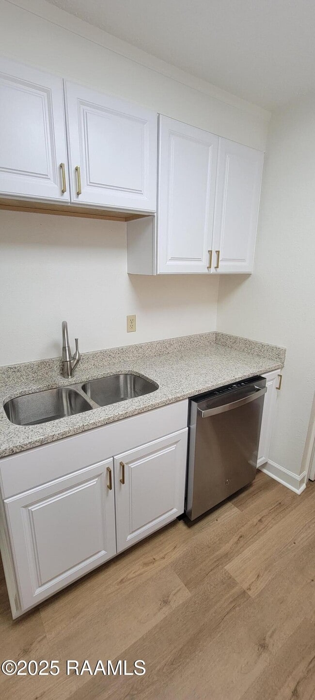 Photo - 110 W Bayou Pkwy