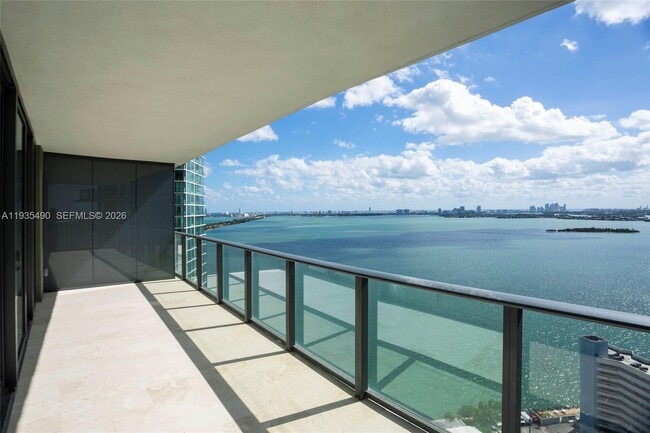 Building Photo - 650 NE 32nd St Unit 2701