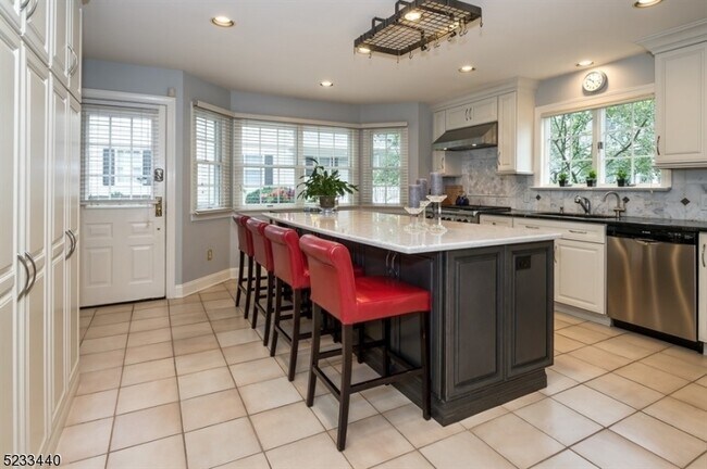 Photo - 19 Murray Hill Manor