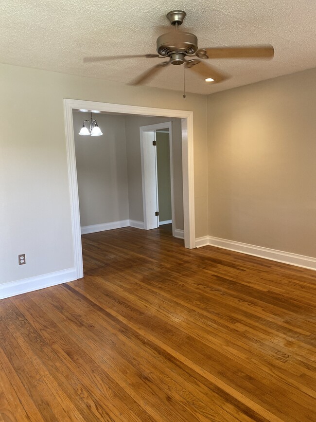 Photo - 704 Country Club Rd