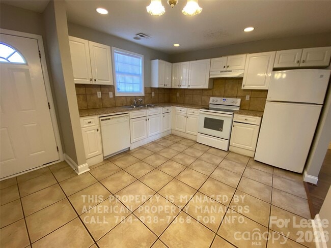 Photo - 911 Skyland St