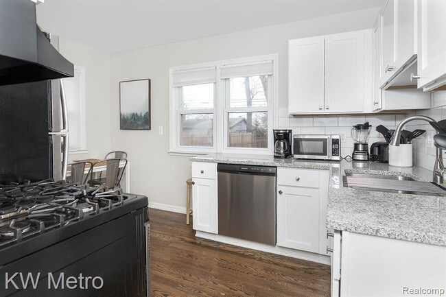 Photo - 3340 Edgeworth St