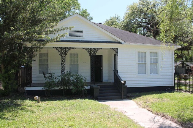 Building Photo - Cute cottage located in Midtown. Large front porch with a swing for cool evenings. Home is freshl...