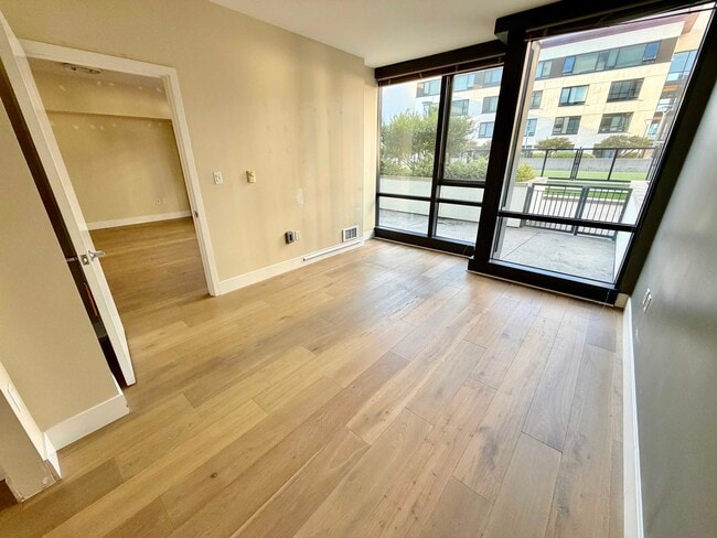 Building Photo - 260 King St Unit 467