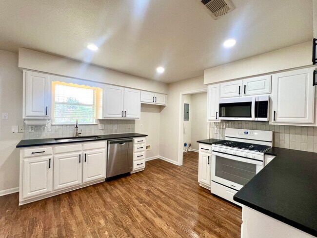 Photo - 527 N Avenue Y