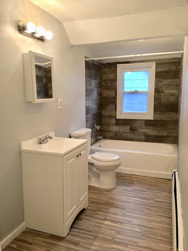 Building Photo - 70 Admiral St Unit 3 Rental
