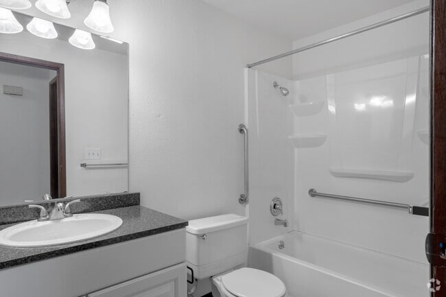 2BR, 1BA - 850SF - Bathroom - Arborpointe