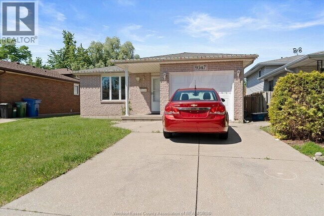 Photo - 9347 Tamarack St