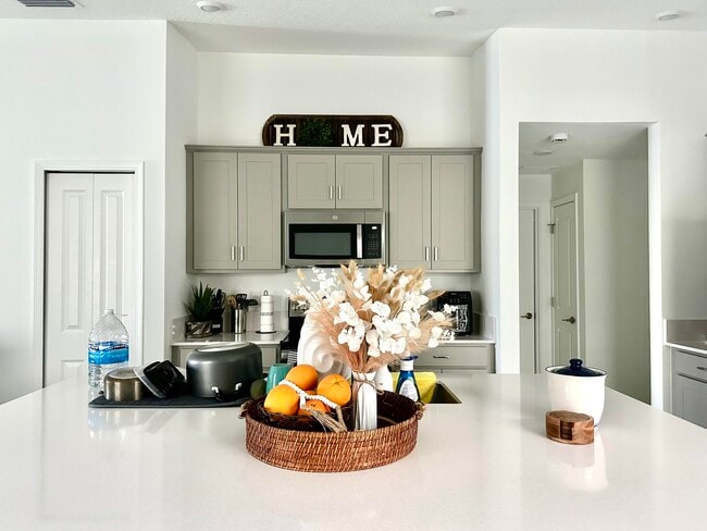 Photo - 682 Papillon St SW