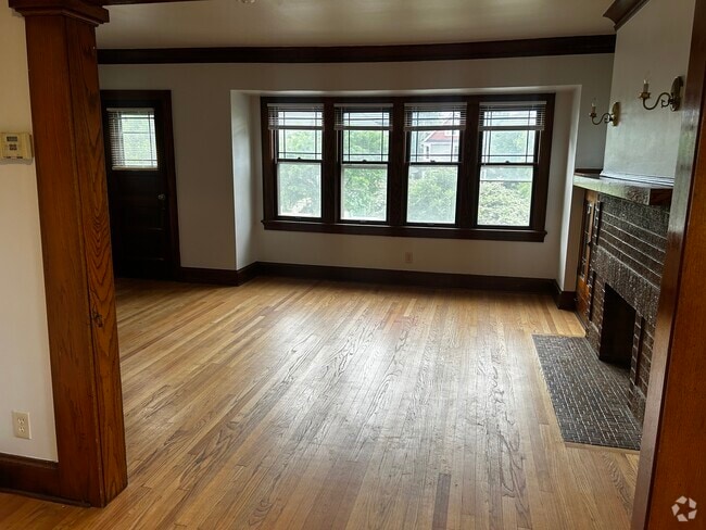 Building Photo - 5223 W Wisconsin Ave Unit Upper Rental