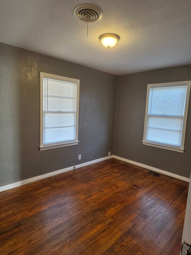 Photo - 1611 N Marrs St