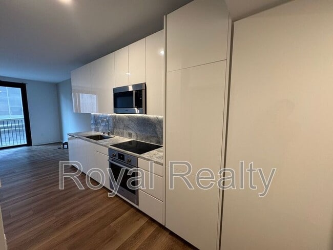 Photo - 987 Queen St