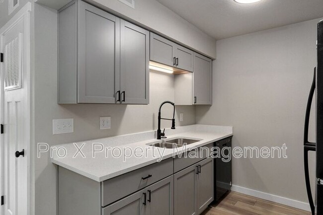 Building Photo - 2213 E Macs Ct Unit 6