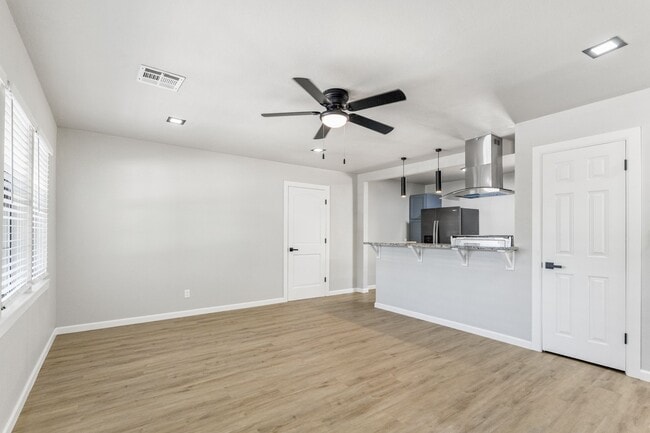 Photo - 1527 Camden Way