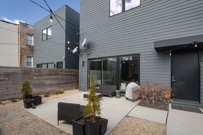 559 E 50th St