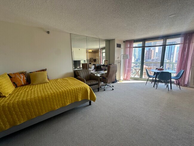 Building Photo - 111 W Maple St Unit 1212