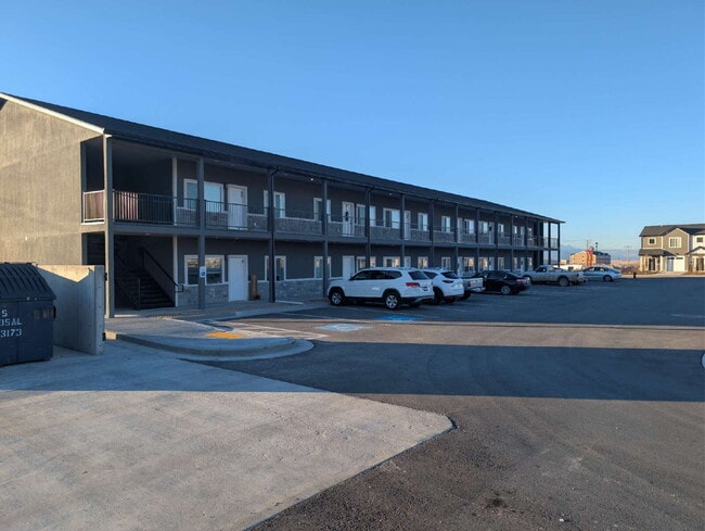 Building Photo - Quality 3 Bedroom 2 Bath Unit 7