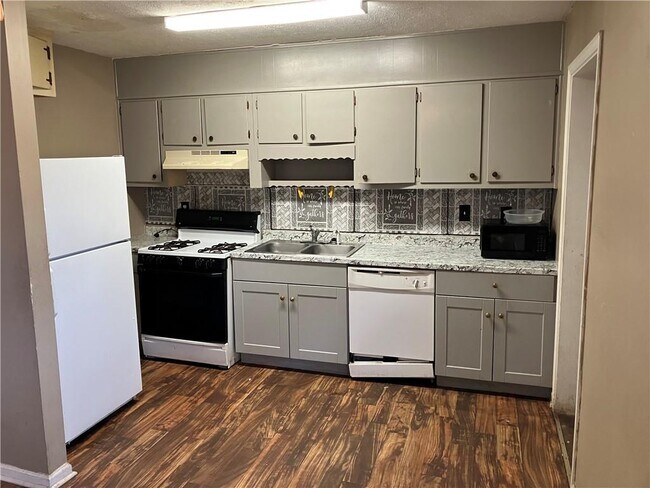 Photo - 8475 Lee Rd