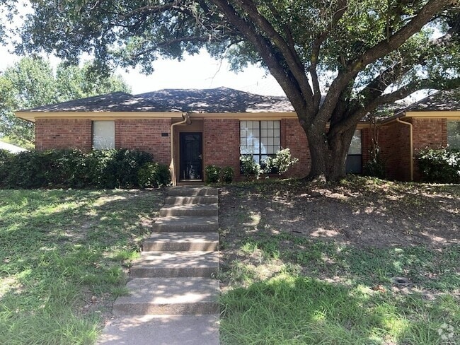 Building Photo - 818 Summit Dr Rental