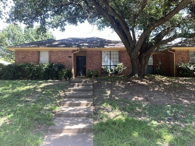 Building Photo - 818 Summit Dr Rental