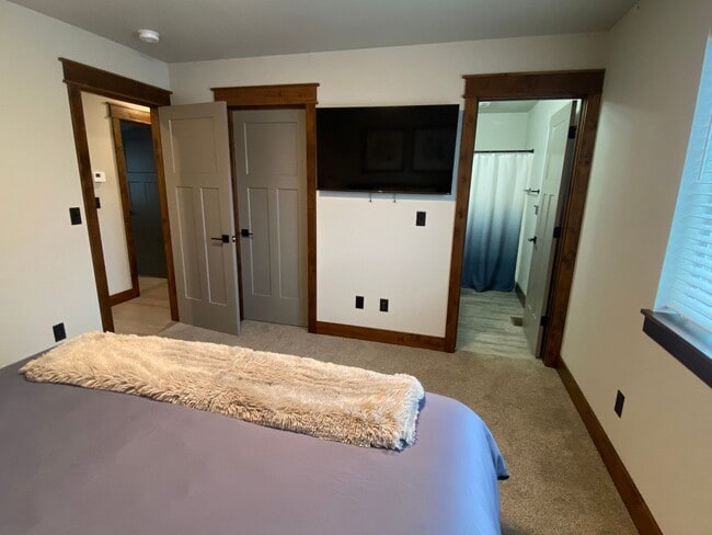 Photo - 3 bed/2bath Hamilton home -Furnished and U...