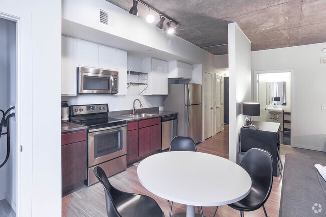 Studio, 1 BA - 570 SF