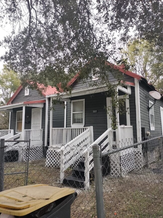 Building Photo - Fully Renovated Single Family House - 1/1...