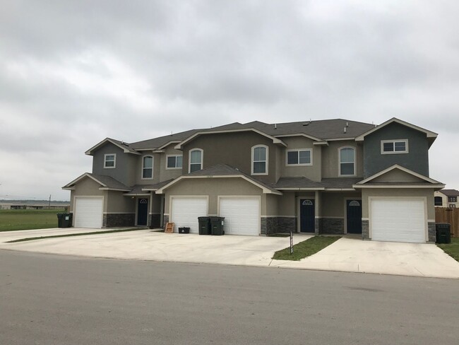 Building Photo - END UNIT Town home for rent