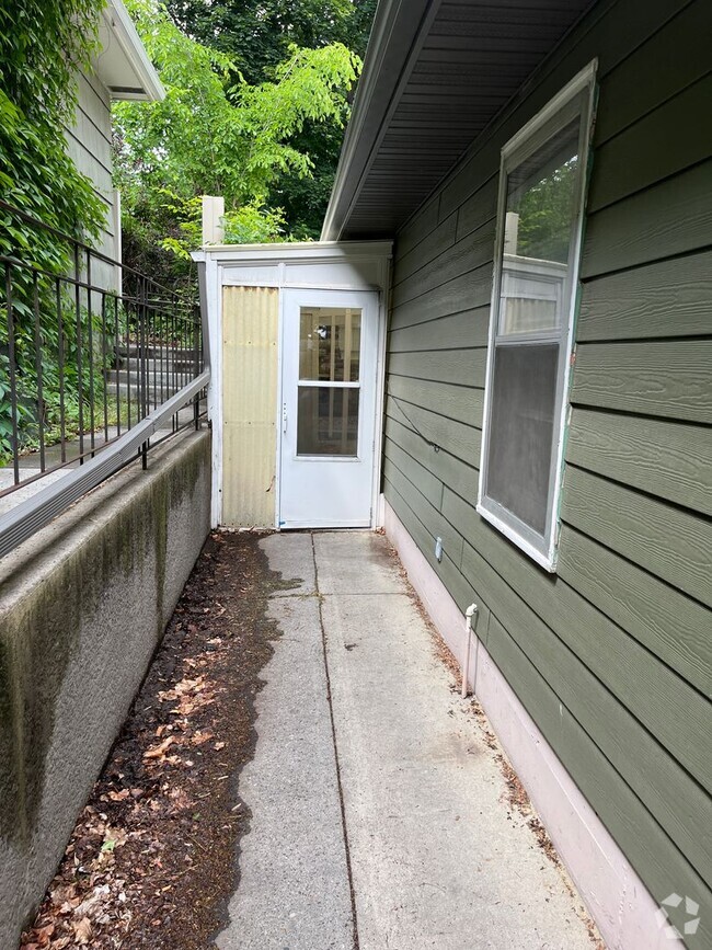 Building Photo - 515 Avenue C Unit 515 1/2 Avenue C Rental
