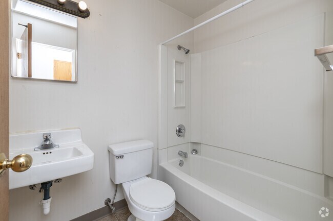 2BR, 1BA - 985SF - Bathroom - Rockridge