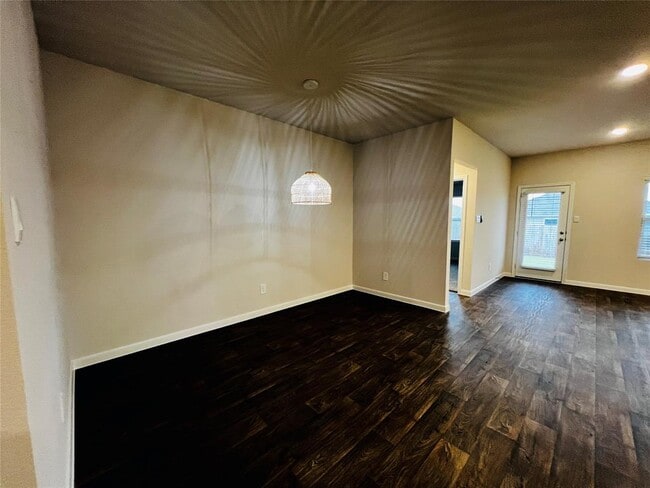 Photo - 315 Darwin Pl