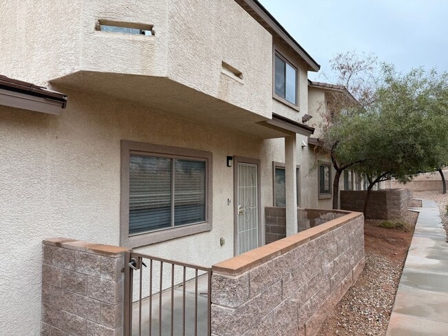 Building Photo - Great 4 bedroom townhome